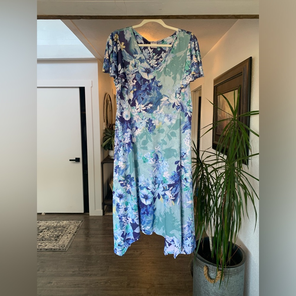 Moda Flutter Floral Vneck‎ Asymmetrical Hem Blue Women’s L Preloved